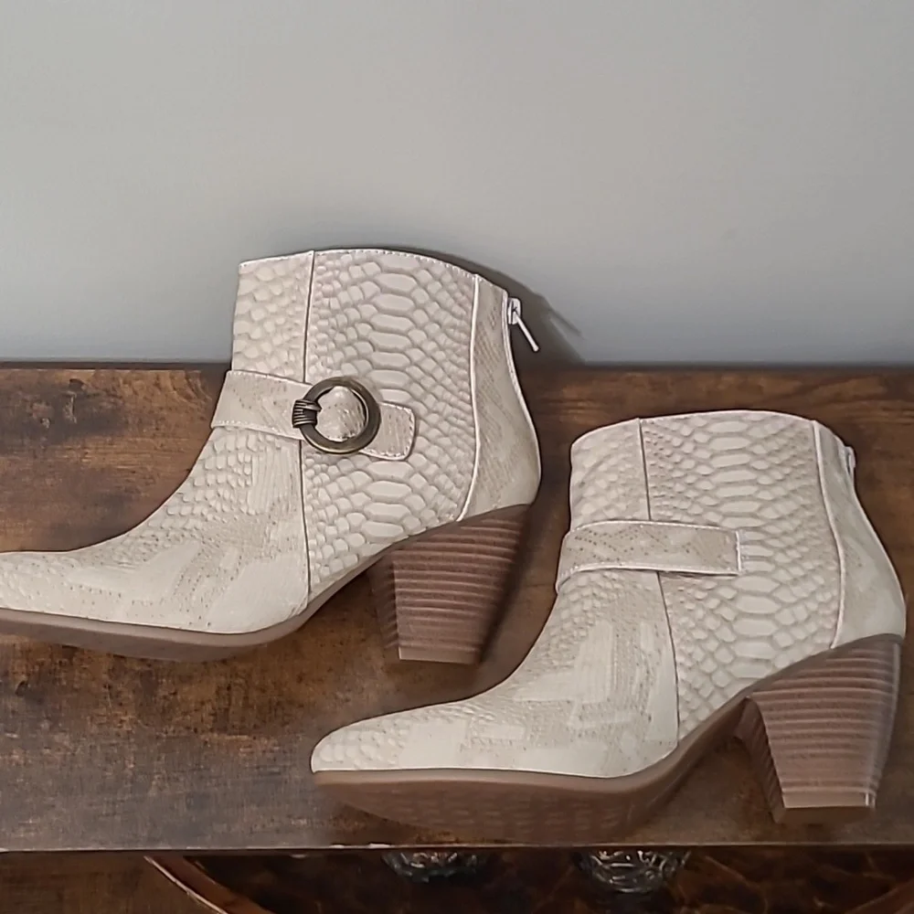 BareTraps LUCIA Textured Snakeskin Cream Ankle Booties size 9.5